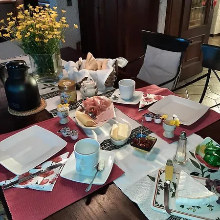 Gemütliche Mit Kleiner Treppe Verbunden Und Dachterrasse